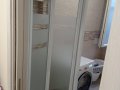 Porta a libro con profilo bianco e cristallo trasparente con fascie sabbiate e trattate