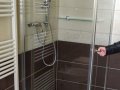 Angolo cromato e cristallo trasparente con porta a bilico