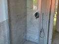 Angolo doccia con porta battente e parete fissa completo con lato aggiuntivo fisso