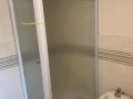Porta battente con lato aggiuntivo fisso , profilo bianco e cristallo satinato