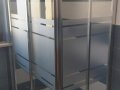 Angolo con profilo cromo in cristallo trasparente e fascie sabbiate con trattamento anti impronta