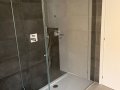 Angolo trasparente con porta battente