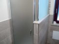Porta battente completa di paretina sopramuretto in vetro satinato
